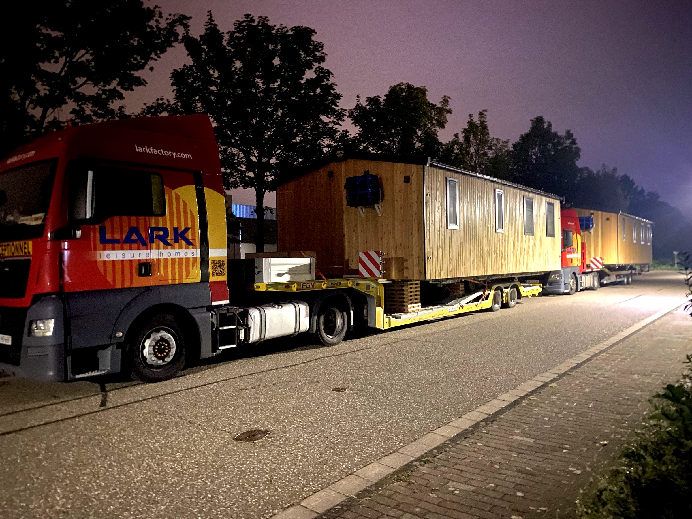 LARK-LKW liefert Tinyhaus für den Repnights-Park am Reptilium Landau